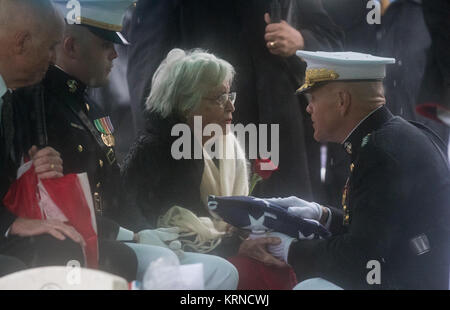Annie Glenn, Frau des ehemaligen Astronauten und US-Senator John Glenn erhält die gefaltete Amerikanische Flagge von Kommandanten des US Marine Corps, General Robert B. Neller, während einer graveside interment Zeremonie auf dem Arlington National Cemetery in Virginia auf Donnerstag, 6. April 2017, der Tag, an dem Glenn und Annie 1943 verheiratet waren. Er war der erste amerikanische zu Erde am 13.02.20, 1962 in einem 5-stündigen Flug an Bord der Freundschaft 7 Raumfahrzeuge. 1998, Glenn brach ein weiterer Datensatz zurückkehren, um Platz im Alter von 77 Jahren mit dem Space Shuttle Discovery. Photo Credit: (NASA/Aubrey Gemignani) John G Stockfoto