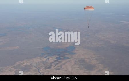 Die Sojus MS-02 Raumschiff wird gesehen, wie es landet mit Expedition 50 Commander Shane Kimbrough der NASA) und die Flugingenieure Sergey Ryzhikov und Andrey Borisenko von roskosmos in der Nähe der Stadt Zhezkazgan, Kasachstan am Montag, April 10, 2017 (kasachische Zeit). Kimbrough, Ryzhikov und Borisenko Rückkehr nach 173 Tagen im Weltraum, wo sie dienten als Mitglieder der Expedition 49 und 50 Crews der Internationalen Raumstation an Bord. Photo Credit: (NASA/Bill Ingalls) Expedition 50 Sojus MS-02 Landung (NHQ 201704100013) Stockfoto