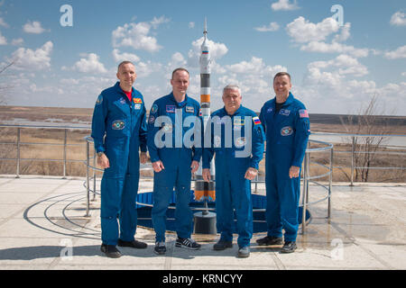 An der Kosmonaut Hotel Besatzung in Baikonur, Kasachstan, die Expedition 51 Prime und Backup Crewmitglieder posieren für Fotos bis 13. April im Rahmen des traditionellen vorbereitenden Aktivitäten. Von links nach rechts sind Backup Crewmitglieder Randy Bresnik der NASA und Sergey Ryazanskiy der russischen Föderalen Raumfahrtagentur (Roskosmos) und Prime Crewmitglieder Fyodor Yurchikhin von Roskosmos und Jack Fischer der NASA links. Fischer und Yurchikhin wird liftoff 20. April vom Kosmodrom Baikonur der Sojus MS-04 Raumfahrzeug für vier und einen halben Monat Mission auf der Internationalen Raumstation. NASA/Victor Zelentsov Sojus Stockfoto