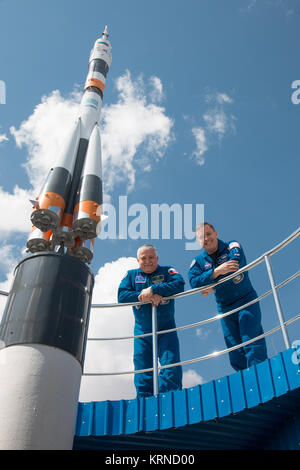 An der Kosmonaut Hotel Besatzung in Baikonur, Kasachstan, Expedition 51 Crewmitglieder Fyodor Yurchikhin der russischen Föderalen Raumfahrtagentur (Roskosmos, links) und Jack Fischer der NASA (rechts) Posieren für Bilder neben einer Sojus-rakete Modell 13. April als Teil der vorbereitenden Aktivitäten. Fischer und Yurchikhin wird liftoff 20. April vom Kosmodrom Baikonur der Sojus MS-04 Raumfahrzeug für vier und einen halben Monat Mission auf der Internationalen Raumstation. NASA/Victor Zelentsov Sojus MS-04 Crew bei der Sojus Rakete Denkmal hinter der Kosmonaut Hotel Stockfoto