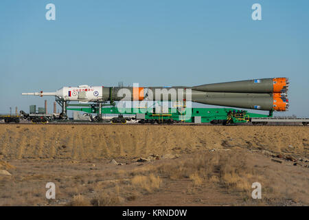 Die Sojus MS-04 Raumschiff heraus zum Launch Pad mit dem Zug rollte am Montag, 17. April 2017 Auf dem Kosmodrom Baikonur in Kasachstan. Start der Sojus-Rakete ist für April 20 geplante und wird Expedition 51 Sojus Commander Fyodor Yurchikhin von Roskosmos und Flugingenieur Jack Fischer der NASA in den Orbit zu beginnen, ihre vier und einen halben Monat Mission auf der Internationalen Raumstation ISS. Photo Credit: (NASA/Aubrey Gemignani) Expedition 51 Rollout (NHQ 201704170020) Stockfoto