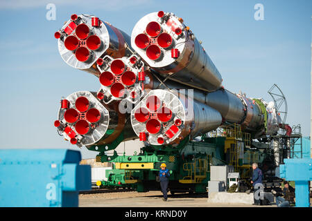 Die Sojus MS-04 Raumschiff heraus zum Launch Pad mit dem Zug rollte am Montag, 17. April 2017 Auf dem Kosmodrom Baikonur in Kasachstan. Start der Sojus-Rakete ist für April 20 geplante und wird Expedition 51 Sojus Commander Fyodor Yurchikhin von Roskosmos und Flugingenieur Jack Fischer der NASA in den Orbit zu beginnen, ihre vier und einen halben Monat Mission auf der Internationalen Raumstation ISS. Photo Credit: (NASA/Aubrey Gemignani) Expedition 51 Rollout (NHQ 201704170026) Stockfoto