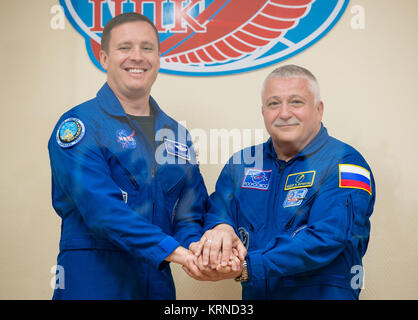 Expedition 51 Flight Engineer Jack Fischer der NASA, Links, posiert für ein Foto mit Sojus Commander Fyodor Yurchikhin von Roskosmos, rechts, auf den Abschluss eines Pre-launch Pressekonferenz am Mittwoch, den 19. April 2017 an der Kosmonaut Hotel in Baikonur, Kasachstan. Start der Sojus-Rakete ist für April 20 geplant und werden Yurchikhin und Fischer in die Umlaufbahn zu ihren vier und einen halben Monat Mission auf der Internationalen Raumstation beginnen. Photo Credit: (NASA/Aubrey Gemignani) Expedition 51 Pressekonferenz (NHQ 201704190029) Stockfoto