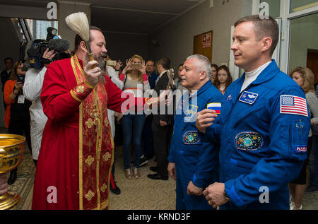 Expedition 51 Sojus Commander Fyodor Yurchikhin von Roskosmos, Links, erhält den traditionellen Segen von einem Russisch-orthodoxen Priester an den Kosmonauten Hotel vor seiner Einführung auf der Sojus zur Internationalen Raumstation (ISS), Donnerstag, 20. April 2017, in Baikonur, Kasachstan. Er und sein Team mate, Flugingenieur Jack Fischer der NASA, rechts, wird sich in den nächsten vier verbringen und eine halbe Monate leben und an Bord der Internationalen Raumstation Arbeiten. Photo Credit: (NASA/Aubrey Gemignani) Expedition 51 Segen (NHQ 201704200022) Stockfoto