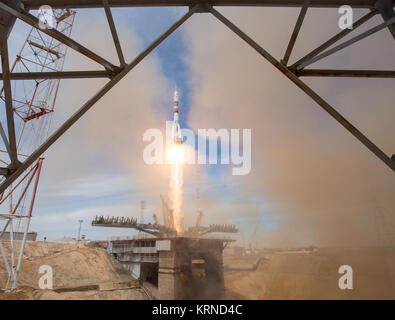 Die Sojus MS-04 Raketenstarts vom Kosmodrom Baikonur in Kasachstan am Donnerstag, 20. April 2017 Baikonur zeit Durchführung der Expedition 51 Sojus Commander Fyodor Yurchikhin von Roskosmos und Flugingenieur Jack Fischer der NASA in den Orbit zu ihren vier und einen halben Monat Mission auf der Internationalen Raumstation beginnen. (Foto: NASA/Aubrey Gemignani) Expedition 51 Starten (NHQ 201704200013) Stockfoto