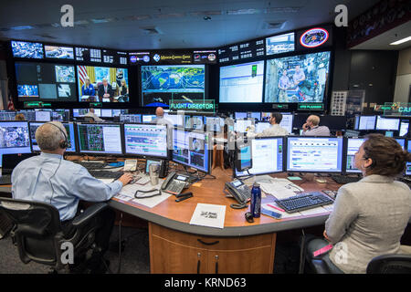 Flight Director Brian Smith, Capcom Astronaut Jessica Meir zusammen mit Astronaut Jeff Williams bei der Überwachung in Mission Control als Präsident Donald Trump, erste Tochter Ivanka Trump und der NASA-Astronaut Kate Rubins machen Sie einen speziellen Masse-zu-platz Anruf Montag, 24. April aus dem Oval Office persönlich gratulieren NASA-Astronautin Peggy Whitson für Ihre rekordverdächtige Aufenthalt an Bord der Internationalen Raumstation. Foto Datum: April 24, 2017. Ort: Gebäude 30 - FCR 1. Fotograf: Robert Markowitz Masse-zu-platz Anruf aus dem Oval Office an Mission Control gesehen Stockfoto