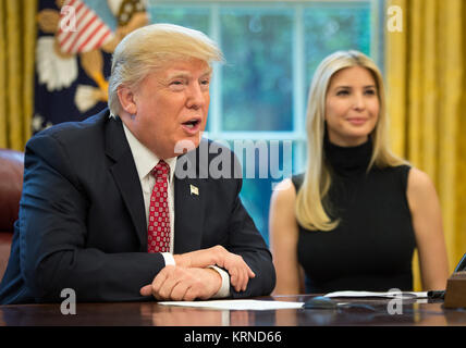 Präsident Donald Trump, verbunden durch erste Tochter Ivanka Trump Gespräche mit NASA-Astronauten Peggy Whitson und Jack Fischer an Bord der Internationalen Raumstation Montag, 24. April 2017 im Oval Office des Weißen Hauses in Washington. Der Präsident beglückwünschte Whitson für das Brechen der Aufzeichnung für kumulierte Zeit im Raum, den ein US-Astronaut. Der Präsident und der Erste Tochter wurden auch von der NASA-Astronaut Kate Rubins verbunden und diskutiert mit den drei Astronauten, wie es ist, zu leben und an der umkreisenden Vorposten Arbeiten sowie die Bedeutung von Stammzellen. Photo Credit: (NASA/Bill Ingalls) Stockfoto