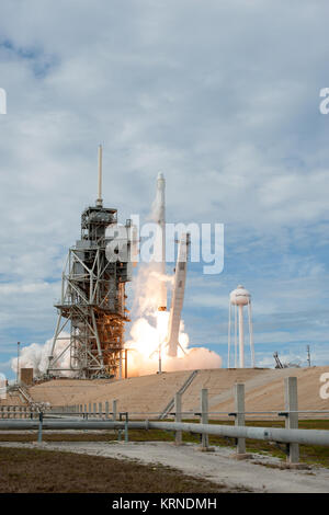 Eine SpaceX Falcon 9 Rakete hebt ab von Komplexen 39 Start des NASA Kenney Space Center in Florida, 11 Commercial resupply Services Mission zur Internationalen Raumstation. Start war um 5:07 Uhr EDT von der historischen Startplatz nun von SpaceX unter einer Vereinbarung mit der NASA betrieben. Der Drache Raumfahrzeug wird 6.000 Pfund, wie beispielsweise dem Neutronenstern innere Zusammensetzung Explorer, oder schöner, entworfen, um das außerordentliche Physik von diesen Sternen Studie liefern, Einblicke in ihre Natur und ihr Verhalten. KSC -20170603-PH AWG 04 0007 (35119150265) Stockfoto