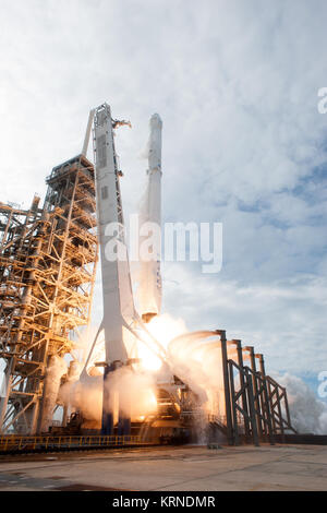 Eine SpaceX Falcon 9 Rakete hebt ab von Komplexen 39 Start des NASA Kenney Space Center in Florida, 11 Commercial resupply Services Mission zur Internationalen Raumstation. Start war um 5:07 Uhr EDT von der historischen Startplatz nun von SpaceX unter einer Vereinbarung mit der NASA betrieben. Der Drache Raumfahrzeug wird 6.000 Pfund, wie beispielsweise dem Neutronenstern innere Zusammensetzung Explorer, oder schöner, entworfen, um das außerordentliche Physik von diesen Sternen Studie liefern, Einblicke in ihre Natur und ihr Verhalten. KSC -20170603-PH AWG 07 0004 (35079752846) Stockfoto