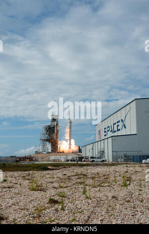 Eine SpaceX Falcon 9 Rakete hebt ab von Komplexen 39 Start des NASA Kenney Space Center in Florida, 11 Commercial resupply Services Mission zur Internationalen Raumstation. Start war um 5:07 Uhr EDT von der historischen Startplatz nun von SpaceX unter einer Vereinbarung mit der NASA betrieben. Der Drache Raumfahrzeug wird 6.000 Pfund, wie beispielsweise dem Neutronenstern innere Zusammensetzung Explorer, oder schöner, entworfen, um das außerordentliche Physik von diesen Sternen Studie liefern, Einblicke in ihre Natur und ihr Verhalten. KSC -20170603-PH AWG 01 0005 (35079163245) Stockfoto