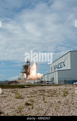 Eine SpaceX Falcon 9 Rakete hebt ab von Komplexen 39 Start des NASA Kenney Space Center in Florida, 11 Commercial resupply Services Mission zur Internationalen Raumstation. Start war um 5:07 Uhr EDT von der historischen Startplatz nun von SpaceX unter einer Vereinbarung mit der NASA betrieben. Der Drache Raumfahrzeug wird 6.000 Pfund, wie beispielsweise dem Neutronenstern innere Zusammensetzung Explorer, oder schöner, entworfen, um das außerordentliche Physik von diesen Sternen Studie liefern, Einblicke in ihre Natur und ihr Verhalten. KSC -20170603-PH AWG 01 0008 (35039004706) Stockfoto