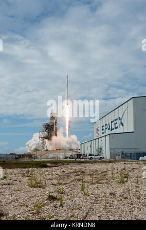 Eine SpaceX Falcon 9 Rakete hebt ab von Komplexen 39 Start des NASA Kenney Space Center in Florida, 11 Commercial resupply Services Mission zur Internationalen Raumstation. Start war um 5:07 Uhr EDT von der historischen Startplatz nun von SpaceX unter einer Vereinbarung mit der NASA betrieben. Der Drache Raumfahrzeug wird 6.000 Pfund, wie beispielsweise dem Neutronenstern innere Zusammensetzung Explorer, oder schöner, entworfen, um das außerordentliche Physik von diesen Sternen Studie liefern, Einblicke in ihre Natur und ihr Verhalten. KSC -20170603-PH AWG 01 0011 (34915251492) Stockfoto