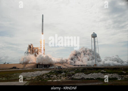 Eine SpaceX Falcon 9 Rakete hebt ab von Komplexen 39 Start des NASA Kenney Space Center in Florida, 11 Commercial resupply Services Mission zur Internationalen Raumstation. Start war um 5:07 Uhr EDT von der historischen Startplatz nun von SpaceX unter einer Vereinbarung mit der NASA betrieben. Der Drache Raumfahrzeug wird 6.000 Pfund, wie beispielsweise dem Neutronenstern innere Zusammensetzung Explorer, oder schöner, entworfen, um das außerordentliche Physik von diesen Sternen Studie liefern, Einblicke in ihre Natur und ihr Verhalten. KSC -20170603-PH AWG 05 0011 (34309153933) Stockfoto