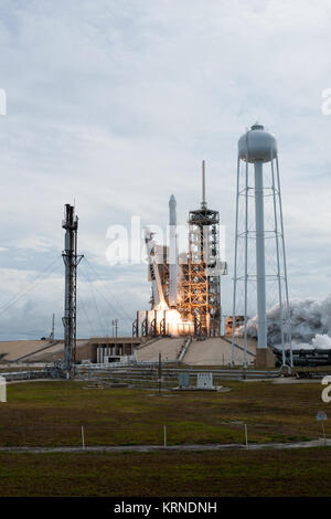 Eine SpaceX Falcon 9 Rakete hebt ab von Komplexen 39 Start des NASA Kenney Space Center in Florida, 11 Commercial resupply Services Mission zur Internationalen Raumstation. Start war um 5:07 Uhr EDT von der historischen Startplatz nun von SpaceX unter einer Vereinbarung mit der NASA betrieben. Der Drache Raumfahrzeug wird 6.000 Pfund, wie beispielsweise dem Neutronenstern innere Zusammensetzung Explorer, oder schöner, entworfen, um das außerordentliche Physik von diesen Sternen Studie liefern, Einblicke in ihre Natur und ihr Verhalten. KSC -20170603-PH AWG 02 0018 (34988151921) Stockfoto