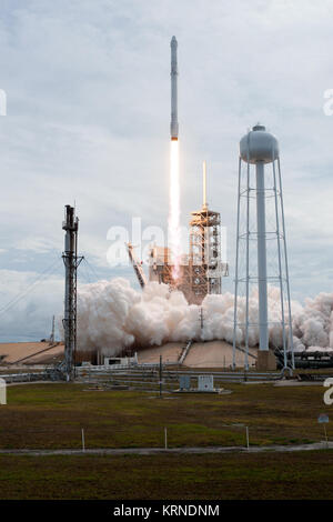 Eine SpaceX Falcon 9 Rakete hebt ab von Komplexen 39 Start des NASA Kenney Space Center in Florida, 11 Commercial resupply Services Mission zur Internationalen Raumstation. Start war um 5:07 Uhr EDT von der historischen Startplatz nun von SpaceX unter einer Vereinbarung mit der NASA betrieben. Der Drache Raumfahrzeug wird 6.000 Pfund, wie beispielsweise dem Neutronenstern innere Zusammensetzung Explorer, oder schöner, entworfen, um das außerordentliche Physik von diesen Sternen Studie liefern, Einblicke in ihre Natur und ihr Verhalten. KSC -20170603-PH AWG 02 0027 (34988147651) Stockfoto