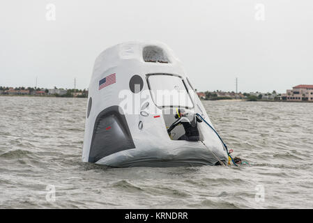 Personal von der NASA, SpaceX und der US Air Force begonnen haben, üben Verwertungsverfahren für die SpaceX Crew Dragon. Mit einem vollständigen Modell des Raumschiffs, dass Astronauten zur Internationalen Raumstation, Luftwaffe Fallschirmspringer Praxis Astronauten helfen aus der SpaceX Crew Dragon nach einer Mission. In bestimmten aussergewöhnlichen recovery Situationen, SpaceX müssen möglicherweise mit Luftwaffe für Fallschirmspringer zu arbeiten Astronauten aus der Kapsel zu Erholen nach einer Wasserlandung. Der Trainer wurde vor kurzem in der Indian River Lagune in der Nähe von Kennedy Space Center der NASA gesenkt, Stockfoto