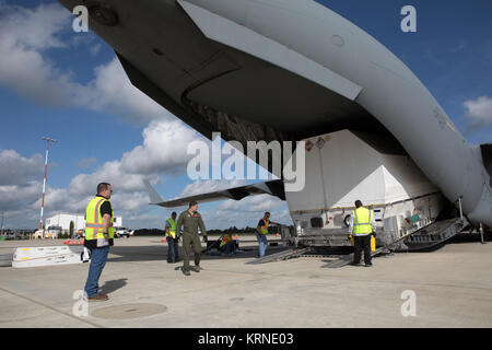 Die NASA-TDR-M satelliten kommt innerhalb der Verpackung, in der Space Coast Regional Airport in Titusville, Florida, an Bord eines US-Luftwaffe Transportflugzeuge. Die Sonde wird in den nahe gelegenen Astrotech Werk transportiert werden, auch in Titusville, für Preflight Verarbeitung. Die tdrs-M ist die neueste Sonde für die Konstellation der Agentur von Kommunikationssatelliten, mit der nahezu kontinuierlichen Kontakt mit kreisenden Raumsonde, die von der Internationalen Raumstation und Hubble Space Telescope auf die wissenschaftlichen Observatorien bestimmt. Liftoff auf einem United Launch Alliance Atl Stockfoto