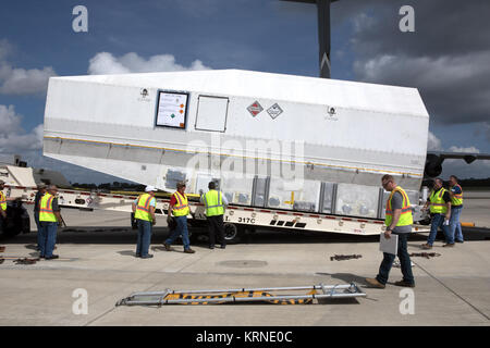 Die NASA-TDR-M satelliten kommt innerhalb der Verpackung, in der Space Coast Regional Airport in Titusville, Florida, an Bord eines US-Luftwaffe Transportflugzeuge. Die Sonde wird in den nahe gelegenen Astrotech Werk transportiert werden, auch in Titusville, für Preflight Verarbeitung. Die tdrs-M ist die neueste Sonde für die Konstellation der Agentur von Kommunikationssatelliten, mit der nahezu kontinuierlichen Kontakt mit kreisenden Raumsonde, die von der Internationalen Raumstation und Hubble Space Telescope auf die wissenschaftlichen Observatorien bestimmt. Liftoff auf einem United Launch Alliance Atl Stockfoto