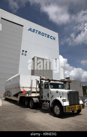 Die NASA-TDR-M satelliten kommt in der Versandverpackung an die Astrotech in Titusville, Florida, für Preflight Verarbeitung. Die tdrs-M ist die neueste Sonde für die Konstellation der Agentur von Kommunikationssatelliten, mit der nahezu kontinuierlichen Kontakt mit kreisenden Raumsonde, die von der Internationalen Raumstation und Hubble Space Telescope auf die wissenschaftlichen Observatorien bestimmt. Liftoff auf einem United Launch Alliance Atlas V Rakete soll aus dem Weltraum Komplexe 41 Start in Cape Canaveral Air Force Station auf 9:02 Uhr EDT Aug 3, 2017. KSC- Stockfoto