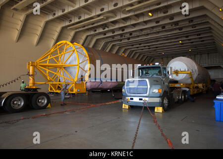 In Port Canaveral, Florida, United Launch Alliance Atlas V Rakete Booster ist über von Mariner Schiff des Unternehmens an den Atlas Raumfahrt Operations Center der Cape Canaveral Air Force Station transportiert werden. Die Rakete wird festgelegt, die die Verfolgung und Data Relay Satellite, TDRS-M. zu starten Es werden die neuesten Raumfahrzeuge werden für die Konstellation der Agentur von Kommunikationssatelliten, mit der nahezu kontinuierlichen Kontakt mit kreisenden Raumsonde, die von der Internationalen Raumstation und Hubble Space Telescope auf die wissenschaftlichen Observatorien bestimmt. Liftoff auf die ULA an Stockfoto