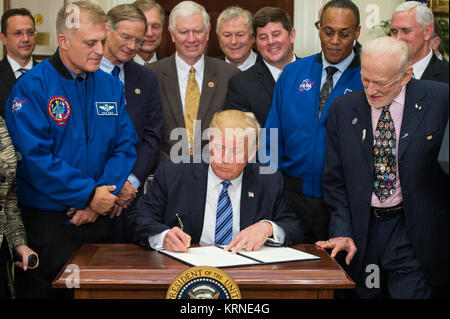 Präsident Donald Trump, Mitte, Anzeichen einer Exekutive um die National Space Rat, neben Mitgliedern des Kongresses wieder herzustellen, Nationale Luft- und Raumfahrtbehörde und Gewerbeflächen Firmen im Roosevelt Raum des Weißen Hauses in Washington, am Freitag, den 30. Juni 2017. Vice President Mike Pence, auch anwesend, wird den Vorsitz des Rates. Auch dargestellt NASA-Astronauten David Wolf zog sich sind, links, NASA-Astronaut Alvin Drew, zweiter von rechts, und pensionierte NASA-Astronaut Buzz Aldrin, rechts. Photo Credit: (NASA/Aubrey Gemignani) National Space Rat Executive Order (NHQ 2017 Stockfoto