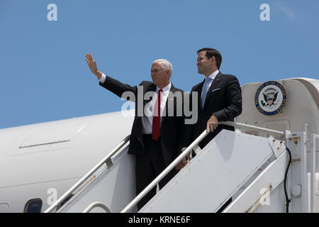 Vice President Mike Pence, Links, Wellen, wie Er und Sen. Marco Rubio von Florida kommen an Bord der Air Force Zwei am Shuttle Landing Facility des NASA Kennedy Space Center in Florida. Bei seinem Besuch in Kennedy, der stellvertretende Präsident sprach in der ikonischen Vehicle Assembly Building, wo er Mitarbeiter für die Förderung der amerikanischen Führung im Raum dankte. Mike Pence und Marco Rubio besuchen Sie NASA Kennedy Space Center (34954848243) Stockfoto