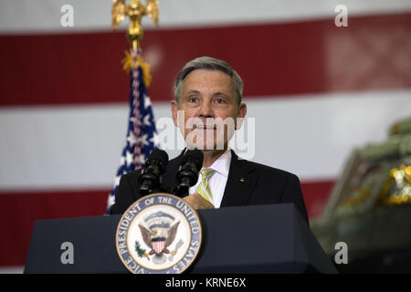 NASA Kennedy Space Center Direktor Robert Cabana Adressen agentur Führer, USA und Florida Beamte und Mitarbeiter in das Vehicle Assembly Building bei einem Besuch von Vizepräsident Mike Pence. Pence dankte Mitarbeitern für die vorrückenden amerikanischen Führung im Raum. Bei seinem Besuch in Kennedy, der Vice President tourte auch einige Einrichtungen, die die öffentlich-private Partnerschaften, sowohl als die NASA und kommerziellen Unternehmen bereiten den amerikanischen Astronauten aus der multi-user Spaceport. KSC -20170706-PH KLS 01 0153 (35764884335) Stockfoto