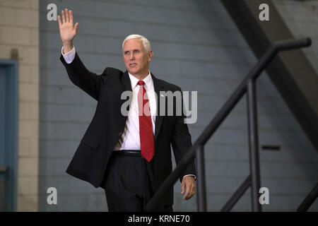 Vice President Mike Pence kommt an der Vehicle Assembly Building des NASA Kennedy Space Center in Florida. Bei seinem Besuch, Pence sprach im ikonischen Gebäude, wo er Mitarbeiter für die Förderung der amerikanischen Führung im Raum dankte. Der Vice President tourte auch einige Einrichtungen, die die öffentlich-privaten Partnerschaften in der Kennedy, da sowohl die NASA und kommerziellen Unternehmen bereiten den amerikanischen Astronauten aus der multi-user Spaceport. KSC -20170706-PH KLS 01 0180 (35764877525) Stockfoto