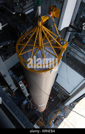 Die United Launch Alliance Atlas V erste Stufe hat innerhalb der vertikalen Integration Facility wurde im Space Launch Complex 41 auf Cape Canaveral Air Force Station in Florida positioniert. Die Rakete wird festgelegt, die die Verfolgung und Data Relay Satellite, TDRS-M. zu starten Es werden die neuesten Raumfahrzeuge werden für die Konstellation der Agentur von Kommunikationssatelliten, mit der nahezu kontinuierlichen Kontakt mit kreisenden Raumsonde, die von der Internationalen Raumstation und Hubble Space Telescope auf die wissenschaftlichen Observatorien bestimmt. Liftoff auf die ULA Atlas V Rakete nehmen soll. Stockfoto