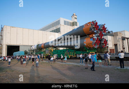 Die Sojus MS-05 Raumschiff wird durch Zug an der Startrampe auf dem Kosmodrom Baikonur, Kasachstan, am Mittwoch, 26. Juli 2017 eingeführt. Expedition 52 Bordingenieur Sergei Ryazanskiy von Roskosmos, Flight Engineer Randy Bresnik der NASA, und Flugingenieur Paolo Nespoli der ESA (European Space Agency), werden festgelegt, an die Internationale Raumstation an Bord der Sojus-Kapsel vom Kosmodrom Baikonur zu am 28. Juli. Photo Credit: (NASA/Joel Kowsky) Expedition 52 Rollout (NHQ 201707260004) Stockfoto