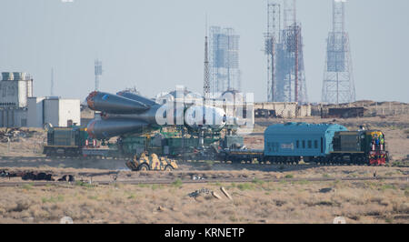 Ein Fahrzeug gilt als die Sojus MS-05 Raumschiff wird durch Zug an der Startrampe auf dem Kosmodrom Baikonur, Kasachstan, am Mittwoch, 26. Juli 2017 eingeführt. Expedition 52 Bordingenieur Sergei Ryazanskiy von Roskosmos, Flight Engineer Randy Bresnik der NASA, und Flugingenieur Paolo Nespoli der ESA (European Space Agency), werden festgelegt, an die Internationale Raumstation an Bord der Sojus-Kapsel vom Kosmodrom Baikonur zu am 28. Juli. Photo Credit: (NASA/Joel Kowsky) Expedition 52 Rollout (NHQ 201707260013) Stockfoto