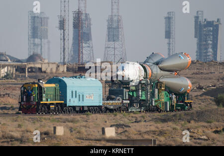 Die Sojus MS-05 Raumschiff wird durch Zug an der Startrampe auf dem Kosmodrom Baikonur, Kasachstan, am Mittwoch, 26. Juli 2017 eingeführt. Expedition 52 Bordingenieur Sergei Ryazanskiy von Roskosmos, Flight Engineer Randy Bresnik der NASA, und Flugingenieur Paolo Nespoli der ESA (European Space Agency), werden festgelegt, an die Internationale Raumstation an Bord der Sojus-Kapsel vom Kosmodrom Baikonur zu am 28. Juli. Photo Credit: (NASA/Joel Kowsky) Expedition 52 Rollout (NHQ 201707260014) Stockfoto