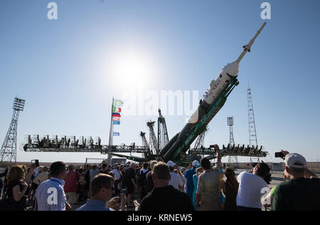 Die Sojus MS-05 Raumschiff auf der Startrampe, nachdem Sie mit dem Zug am Kosmodrom Baikonur, Kasachstan, am Mittwoch, 26. Juli 2017 gerollt werden. Expedition 52 Bordingenieur Sergei Ryazanskiy von Roskosmos, Flight Engineer Randy Bresnik der NASA, und Flugingenieur Paolo Nespoli der ESA (European Space Agency), werden festgelegt, an die Internationale Raumstation an Bord der Sojus-Kapsel vom Kosmodrom Baikonur zu am 28. Juli. Photo Credit: (NASA/Joel Kowsky) Expedition 52 Rollout (NHQ 201707260025) Stockfoto