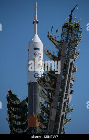 Die Sojus MS-05 Raumschiff wird gesehen, wie die servicestruktur Arme beginnen auf der Startrampe auf dem Kosmodrom Baikonur, Kasachstan, am Mittwoch, 26. Juli 2017 zu schließen. Expedition 52 Bordingenieur Sergei Ryazanskiy von Roskosmos, Flight Engineer Randy Bresnik der NASA, und Flugingenieur Paolo Nespoli der ESA (European Space Agency), werden festgelegt, an die Internationale Raumstation an Bord der Sojus-Kapsel vom Kosmodrom Baikonur zu am 28. Juli. Photo Credit: (NASA/Joel Kowsky) Expedition 52 Rollout (NHQ 201707260033) Stockfoto