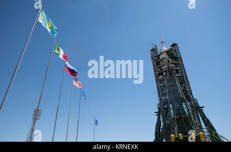 Die Sojus MS-05 Raumschiff auf dem Kosmodrom Baikonur pad gesehen, Donnerstag, 27. Juli 2017. Expedition 52 Bordingenieur Sergei Ryazanskiy von Roskosmos, Flight Engineer Randy Bresnik der NASA, und Flugingenieur Paolo Nespoli der ESA (European Space Agency) sind geplant, um die Internationale Raumstation an Bord der Sojus-Kapsel vom Kosmodrom Baikonur zu am 28. Juli. Photo Credit: (NASA/Joel Kowsky) Expedition 52 Preflight (NHQ 201707270004) Stockfoto