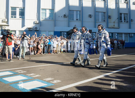 Expedition 52 Flight Engineer Paolo Nespoli der ESA (European Space Agency), Links, Flugingenieur Sergej Ryazanskiy von Roskosmos, Mitte, und Flugingenieur Randy Bresnik der NASA, rechts, gehen Sie aus Gebäude 254, wie sie für den Launch Pad, Abzuweichen Freitag, Juli 28, 2017 in Baikonur, Kasachstan. Die Sojus Rakete um 11:41 Uhr EDT am 28. Juli (9:41:00 Uhr Baikonur Zeit) zu starten Ryazanskiy, Bresnik, und Nespoli auf vier und einen halben Monat Mission an Bord der Internationalen Raumstation. Photo Credit: (NASA/Joel Kowsky) Expedition 52 Preflight (NHQ 201707280066) Stockfoto