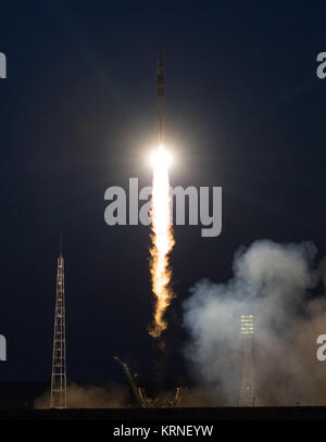 Die Sojus MS-05 Rakete ist mit Expedition 52 Bordingenieur Sergei Ryazanskiy von Roskosmos, Flight Engineer Randy Bresnik der NASA, und Flugingenieur Paolo Nespoli der ESA (European Space Agency), (iptcdow}, 28. Juli 2017 Auf dem Kosmodrom Baikonur in Kasachstan aus gestartet. Ryazanskiy, Bresnik, und Nespoli wird sich in den nächsten vier verbringen und eine halbe Monate Leben und Arbeiten an Bord der Internationalen Raumstation. Photo Credit: (NASA/Joel Kowsky) Expedition 52 Starten (NHQ 201707280008) Stockfoto