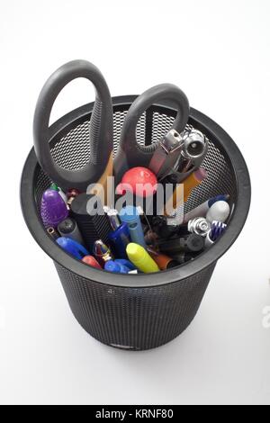 Hohe Aufnahme von Stifthalter mit Stift und Schere Stockfoto