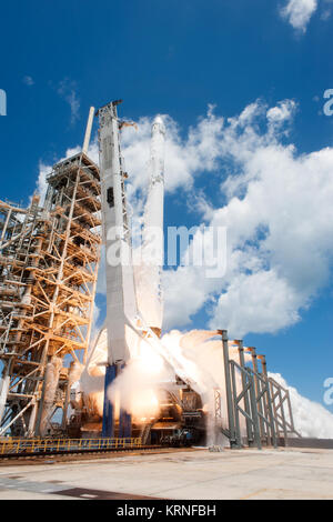 Die zweistufige SpaceX Falcon 9 Rakete hebt ab Launch Complex 39A des NASA Kenney Space Center der Drache resupply Raumsonde tragen zur Internationalen Raumstation. Start war um 12:31 Uhr EDT. Auf seinem 12. Commercial resupply Services Mission zur Internationalen Raumstation, Drache wird bis mehr als 6400 Pfund von Lieferungen und neuen wissenschaftlichen Experimenten und Ausrüstung für Technologie Forschung. KSC -20170814-PH AWG 06 0003 (35775613294) Stockfoto