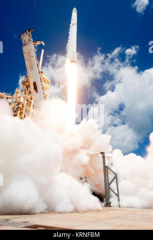 Die zweistufige SpaceX Falcon 9 Rakete hebt ab Launch Complex 39A des NASA Kenney Space Center der Drache resupply Raumsonde tragen zur Internationalen Raumstation. Start war um 12:31 Uhr EDT. Auf seinem 12. Commercial resupply Services Mission zur Internationalen Raumstation, Drache wird bis mehr als 6400 Pfund von Lieferungen und neuen wissenschaftlichen Experimenten und Ausrüstung für Technologie Forschung. KSC -20170814-PH AWG 06 0009 (35801791703) Stockfoto