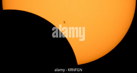 Die International Space Station, mit einer Crew von sechs onboard, ist in Silhouette gesehen, wie es die Sonne bei etwa fünf Meilen pro Sekunde während eines partiellen Sonnenfinsternis, Montag, 12.08.21, 2017 von Ross Lake, Nördliche Kaskaden National Park, Washington Transite. An Bord als Teil der Expedition 52 sind: NASA-Astronauten Peggy Whitson, Jack Fischer, und Randy Bresnik; russische Kosmonauten Fyodor Yurchikhin und Sergey Ryazanskiy; und der ESA (Europäische Weltraumorganisation) Astronauten Paolo Nespoli. Eine totale Sonnenfinsternis über einem schmalen Teil der aneinandergrenzenden Staaten der USA von der Lincoln Beach, Oregon zu Charleston gefegt, Stockfoto