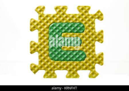 Buchstabe e auf einem Gummi puzzle Stockfoto