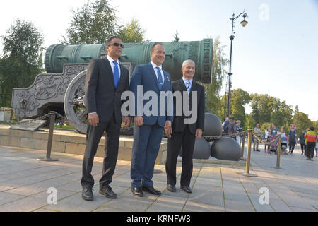 Expedition 53-54 Crewmitglieder Joe Acaba der NASA (links), Alexander Misurkin von roskosmos (Mitte) und Mark Vande Hei der NASA (rechts) Posieren für Bilder vor der Zarenkanone im Kreml in Moskau Sept. 1 als Teil der traditionellen Start Zeremonien. Sie werden Start Sept. 13 vom Kosmodrom Baikonur in Kasachstan aus Sept. 13 auf der Sojus MS-06 Raumfahrzeug für fünf und einem halben Monat Mission auf der Internationalen Raumstation. NASA/Elizabeth Weissinger Expedition 53 Red Square besuchen - Zarenkanone (JSC 2017 - E -114486) Stockfoto