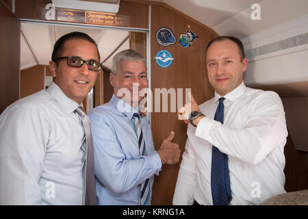 An Bord des Gagarin Cosmonaut Training Centre Flugzeuge auf dem Weg von ihrer Ausbildung Basis zu ihrer Einführung auf dem Kosmodrom Baikonur in Kasachstan zur endgültigen Start Training, Expedition 53-54 Crewmitglieder Joe Acaba (links) und Mark Vande Hei (Mitte) von der NASA und Alexander Misurkin von roskosmos (rechts) zeigen Sie auf den Aufklebern Ihrer mission Lager Abzeichen Sept. 6. Sie werden Start Sept. 13 auf der MS-06 Raumschiff Sojus vom Kosmodrom Baikonur für fünf und einem halben Monat Mission auf der Internationalen Raumstation. NASA/Victor Zelentsov Sojus MS-06 Crew an Bord eines russischen Space AG Stockfoto