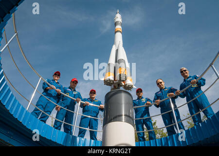 An der Kosmonaut Hotel Besatzung in Baikonur, Kasachstan, die Expedition 53-54 Prime und Backup Crewmitglieder posieren für Fotos rund um einer Sojus-rakete mock up Sept. 8 als Teil der vorbereitenden Aktivitäten. Von links nach rechts sind die backup Crewmitglieder, Shannon Walker von der NASA, Anton Shkaplerov von Roskosmos und Scott Prickeln der NASA und der Prime Crewmitglieder, Joe Acaba der NASA, Alexander Misurkin von Roskosmos und Mark Vande Hei der NASA links. Acaba, Misurkin und Vande Hei gestartet, Sept. 13 vom Kosmodrom Baikonur in Kasachstan mit einer Sojus MS-06 Raumfahrzeug für fünf und einem halben Monat mission auf der I Stockfoto