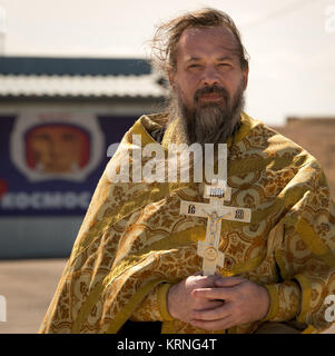 Portrait von orthodoxen Priester, Pater Sergei, nachdem er Vertreter der Medien und der Sojus im Weltraumbahnhof Baikonur Startrampe am Montag, Sept. 11, 2017 gesegnet. Expedition 53 Flight Engineer Mark Vande Hei der NASA, Sojus Kommandant Alexander Misurkin von Roskosmos, und Flugingenieur Joe Acaba der NASA startet vom Kosmodrom Baikonur in Kasachstan am Morgen des 13. September (Kasachisch Zeit.) Alle drei ungefähr fünfeinhalb Monate an Bord der Internationalen Raumstation verbringen. Photo Credit: (NASA/Bill Ingalls) Expedition 53 Sojus Segen (NHQ 201709110003) Stockfoto