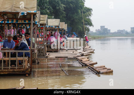 Malaysische Touristen auf Bambus Boot am Li-fluss in Guilin, Hina. Stockfoto