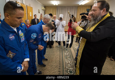 Russisch-orthodoxen Priester, Pater Sergei, rechts, segnet Expedition 53 Crewmitglieder Joe Acaba der NASA, Links, Alexander Misurkin von Roskosmos, Mitte, und Mark Vande Hei der NASA vor ihrem Start an Bord einer Sojus MS-06 Raumschiff Dienstag, Sept. 12, 2017 an der Kosmonaut Hotel in Baikonur, Kasachstan. Acaba, Misurkin und Vande Hei wird Etwa fünfeinhalb Monate auf der Internationalen Raumstation verbringen. Photo Credit: (NASA/Bill Ingalls) Expedition 53 Crew Segen (NHQ 201709120006) Stockfoto