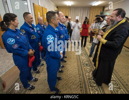 Russisch-orthodoxen Priester, Pater Sergei, rechts, segnet Expedition 53 Crewmitglieder Joe Acaba der NASA, vorne links, Alexander Misurkin von Roskosmos, Mitte und Mark Vande Hei der NASA, vorne rechts, als Backup Besatzungsmitglieder, Shannon Walker von der NASA, hinten links, Anton Shkaplerov von Roskosmos, zurück, und Scott Kribbeln der NASA Blick am Dienstag, Sept. 12, 2017 an der Kosmonaut Hotel in Baikonur, Kasachstan. Acaba, Misurkin und Vande Hei wird an Bord einer Sojus MS-06 von Raumfahrzeugen und verbringen Etwa fünfeinhalb Monate auf der Internationalen Raumstation. Photo Credit: (NASA/Bill Ingalls) E Stockfoto