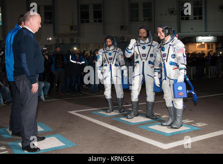 Expedition 53 Flugingenieur Joe Acaba der NASA, Links, Sojus Kommandant Alexander Misurkin von Roskosmos, Mitte, und Flugingenieur Mark Vande Hei der NASA werden gesehen, wie sie Gebäude 254 und Bericht zu Mission Manager ein paar Stunden vor ihrer Markteinführung, Dienstag, Sept. 12, 2017, Baikonur, Kasachstan verlassen. Acaba, Misurkin und Vande Hei wird Etwa fünfeinhalb Monate auf der Internationalen Raumstation verbringen. Photo Credit: (NASA/Victor Zelentsov) Expedition 53 Preflight (NHQ 201709130017) Stockfoto